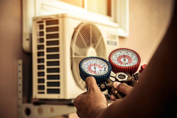Professional Hvac technician working in Saint Charles, IA